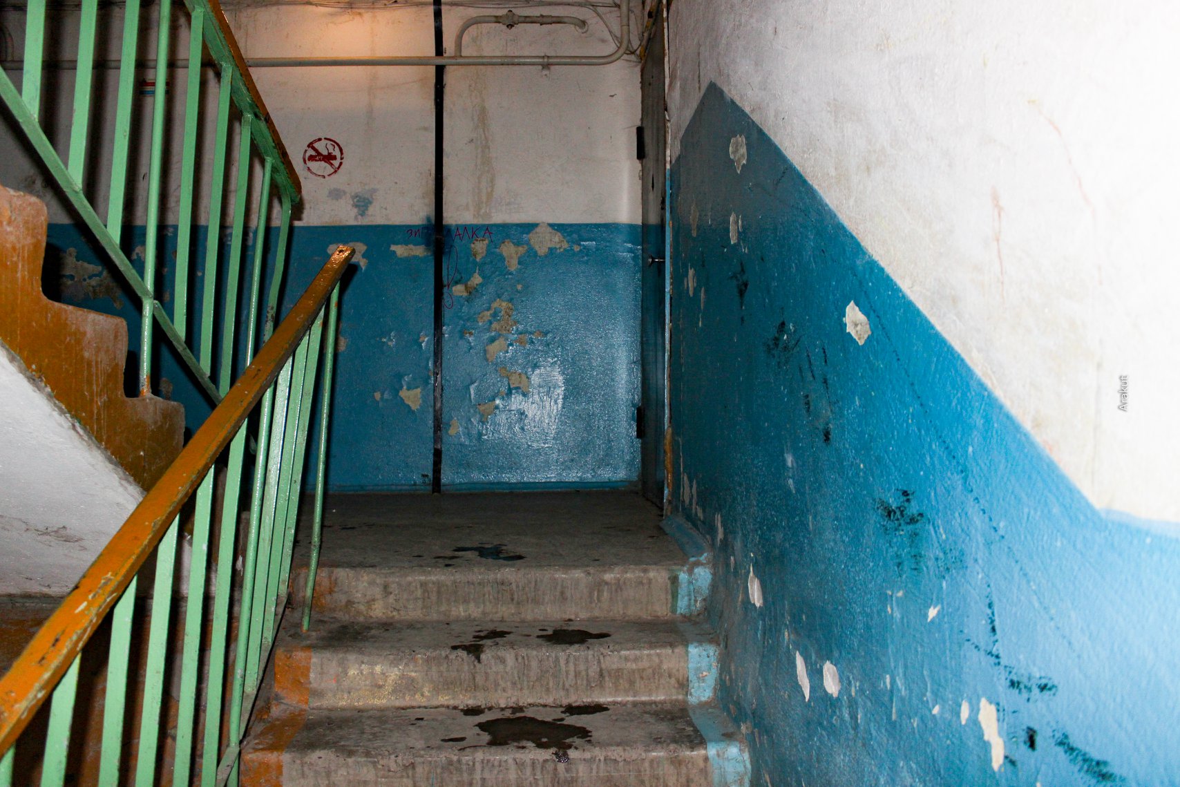 Внутреннего края подъезда. Старый подъезд. Подъездные лестницы. Лестничная площадка в подъезде. Подъезд пятиэтажки.