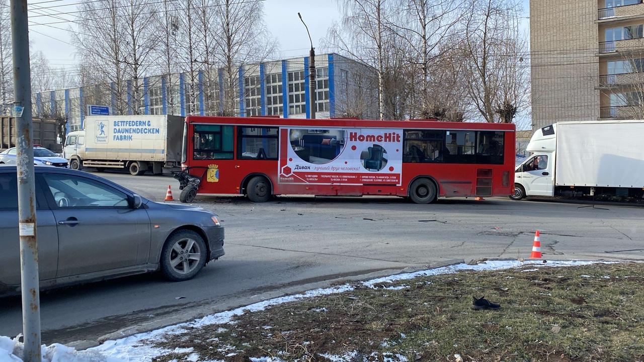 В Кирове от столкновения с автобусом погибли две девушки: момент аварии  попал на видео