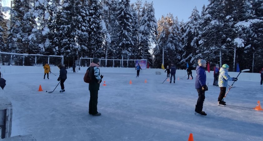 В Кирово-Чепецке прошли соревнования по хоккею среди семей с детьми
