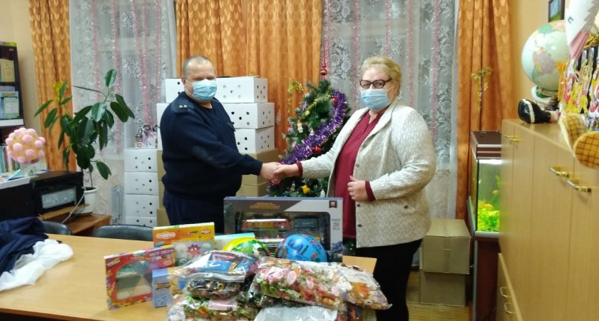 В Кирово-Чепецке следователи привезли новогодние подарки детям-сиротам