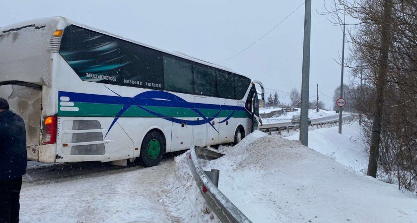 В Кирово-Чепецком районе рейсовый автобус въехал в трактор