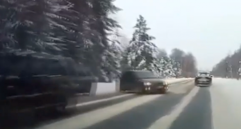 Момент заноса легковушки в Чепецком районе попал на видео