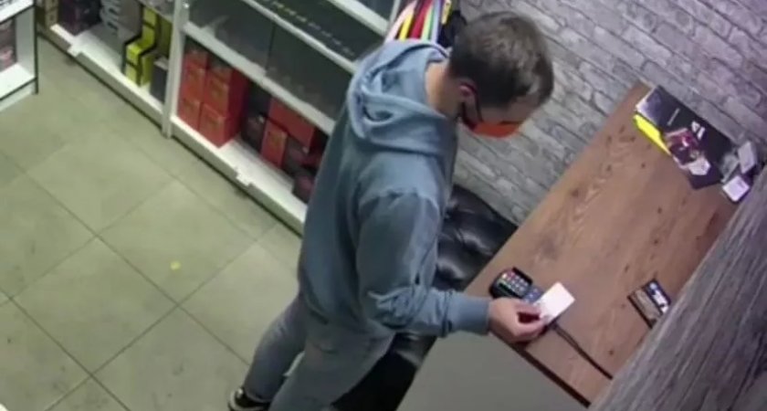 Полицейские поймали чепчанина, который платил за покупки найденной картой