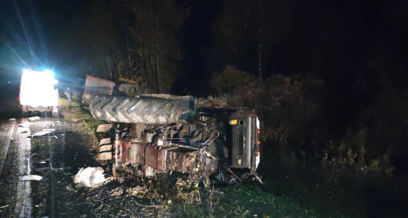 В Кировской области грузовой автомобиль наехал на трактор: водитель «Белоруса» погиб