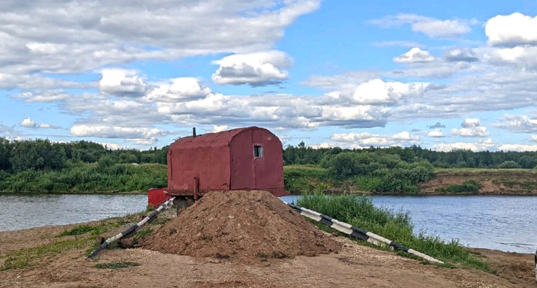Неизвестные подожгли сторожку возле моста в Каринторф