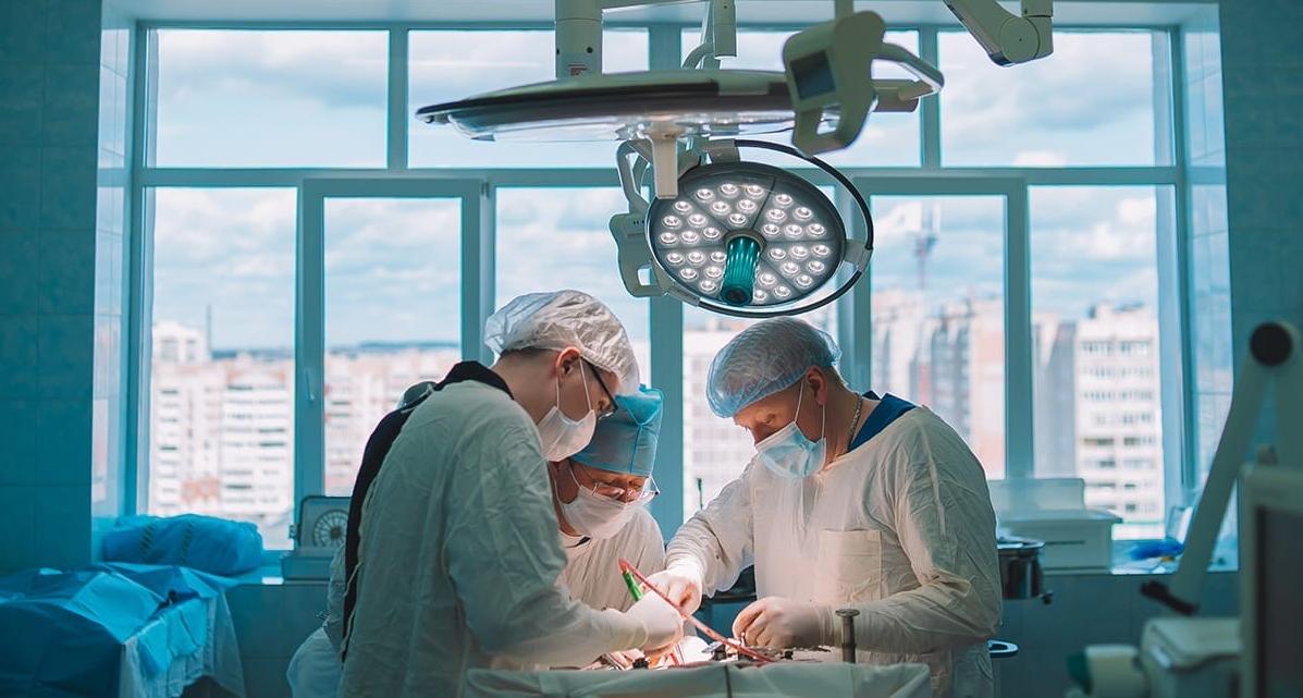 Кировские онкологи удалили 7-килограммовую опухоль у женщины