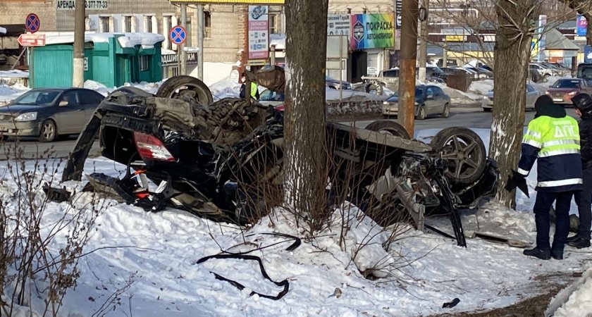 В Кирове от столкновения с автобусом погибли две девушки: момент аварии попал на видео