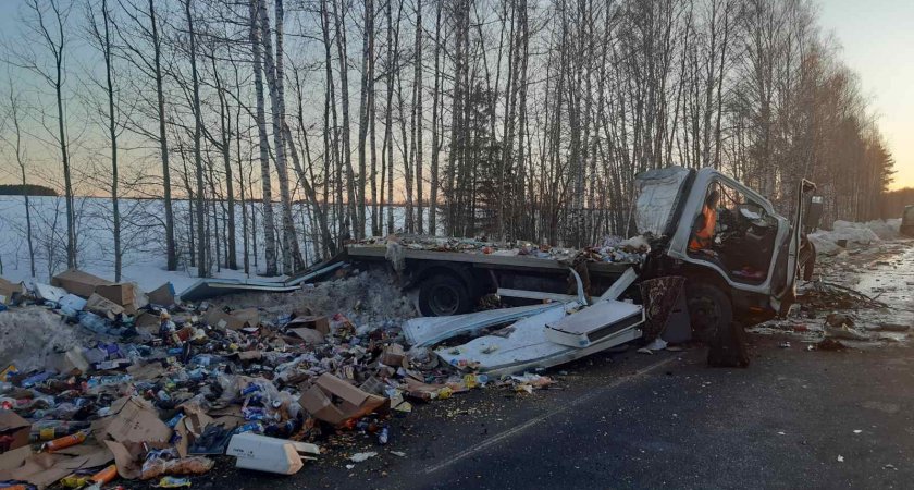 В Кировской области на трассе столкнулись два грузовика: погибли оба водителя