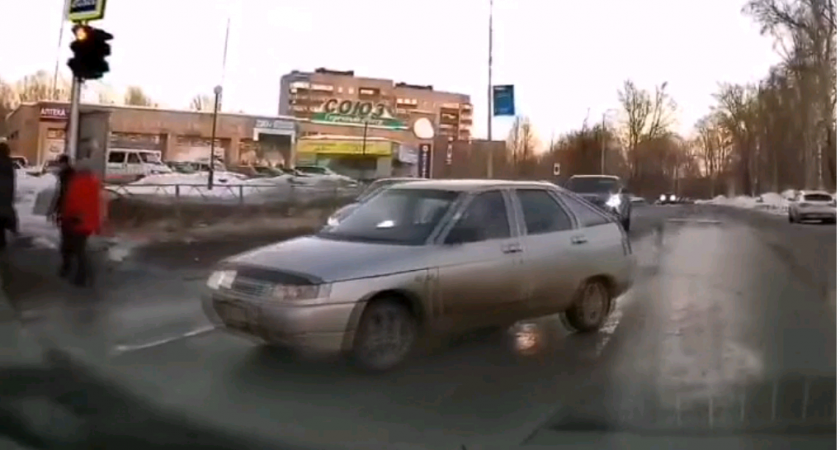В Кирово-Чепецке водитель "Лады" нагло нарушил ПДД на пешеходном переходе