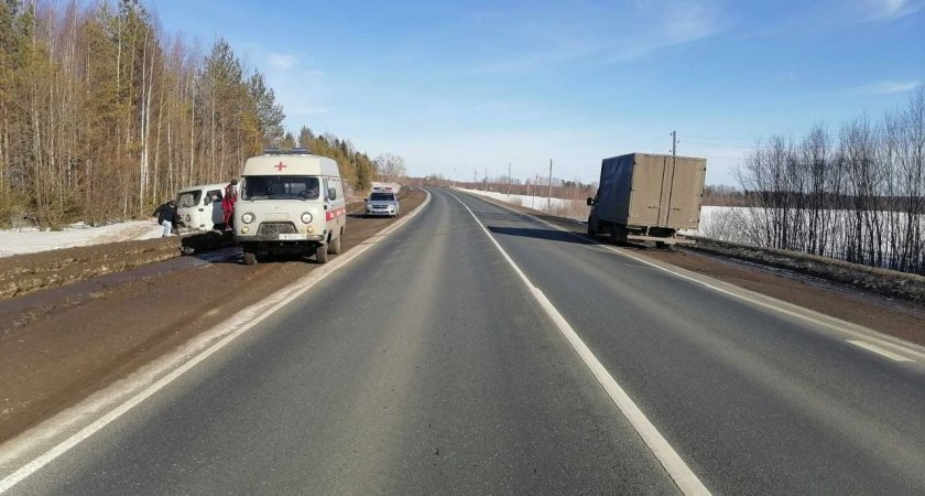 В Кировской области водитель больничного УАЗа потерял сознание за рулем и умер