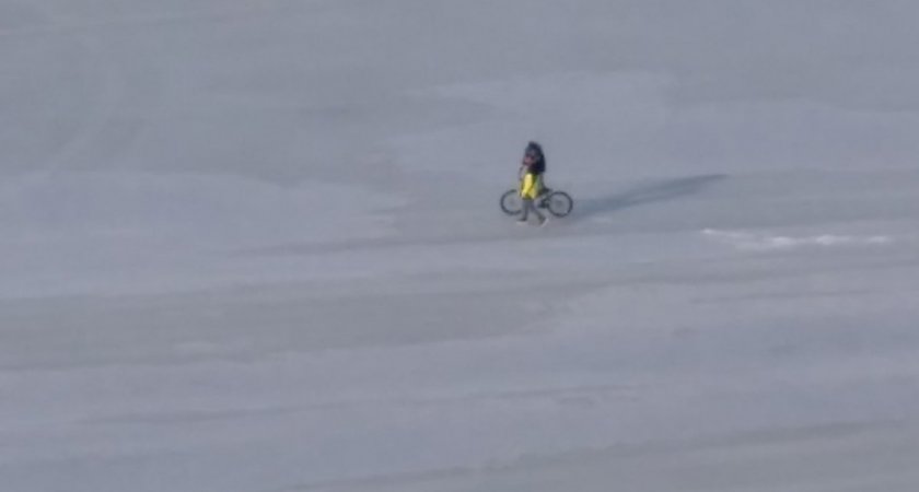 В Кирово-Чепецке дети катаются на велосипеде по льду реки