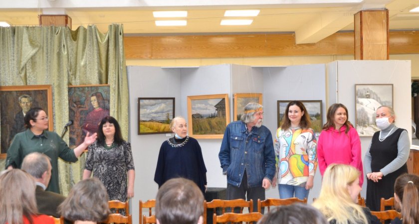 Солнце и космос: в Чепецкой художественной школе открылись три выставки          