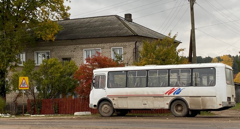 В Кировской области на мужчину упал автобус