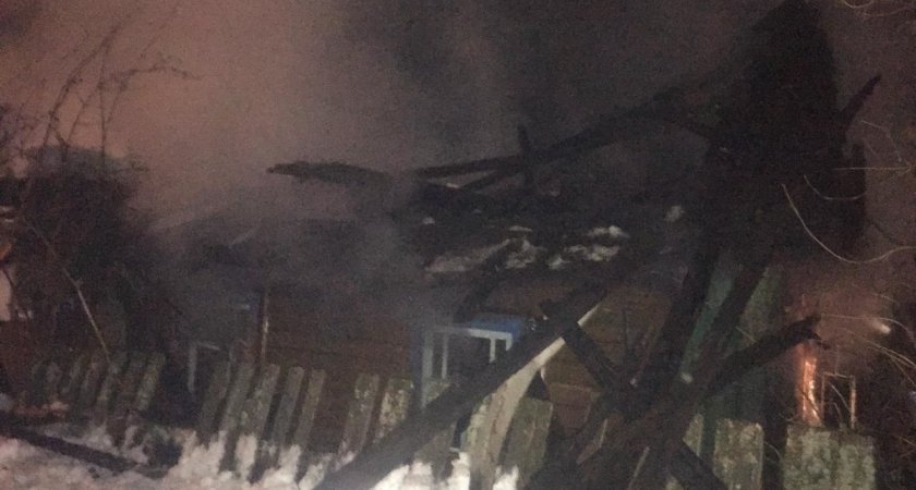 В Кирово-Чепецком районе огонь полностью уничтожил дом и две бани