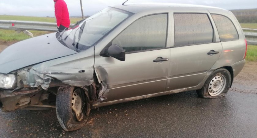В Чепецком районе водитель снес дорожное ограждение: есть пострадавший