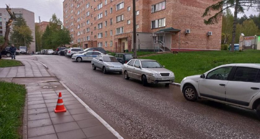 В Чепецке 17-летнего парня с травмами водитель бросил во дворе дома