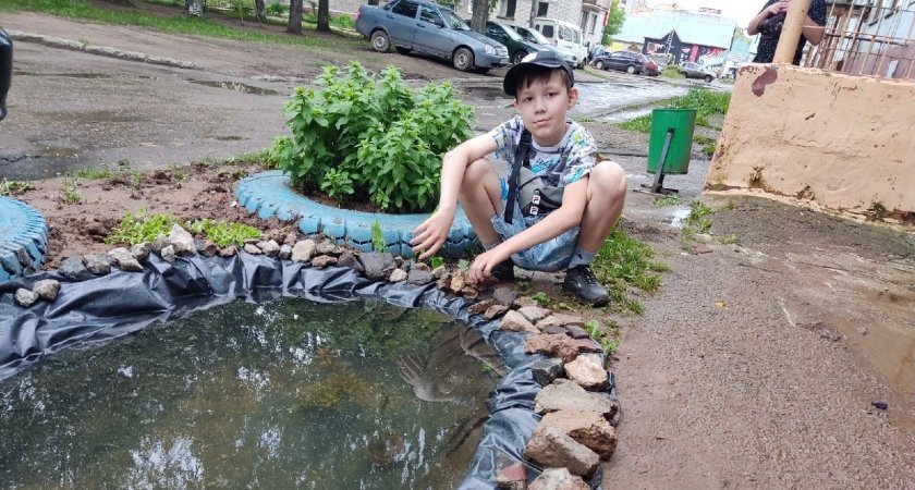 В Чепецке третьеклассник обустроил пруд с рыбками во дворе своего дома