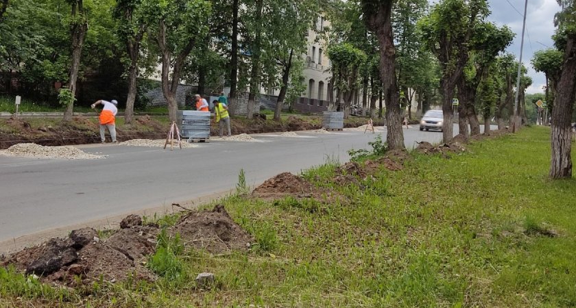 В Чепецке на проспекте Мира начали устанавливать бордюрный камень
