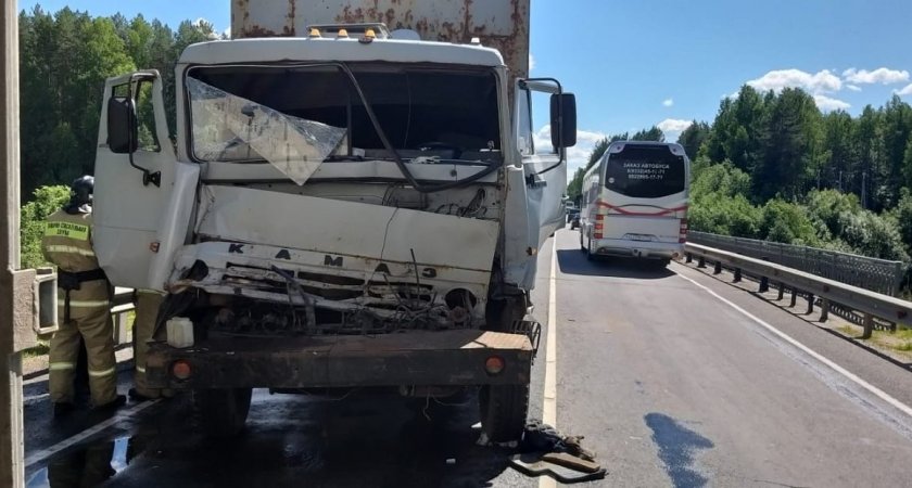Днем в Кирово-Чепецком районе два грузовика попали в серьезную аварию