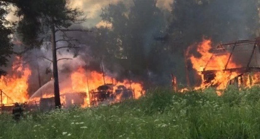 В Кирово-Чепецке загорелись гаражи