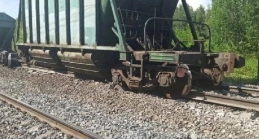 В Кирово-Чепецком районе четыре вагона поезда сошли с рельсов
