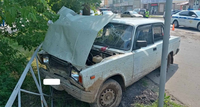 В Чепецке пьяный на "семерке" врезался в две машины и вылетел на ограждение