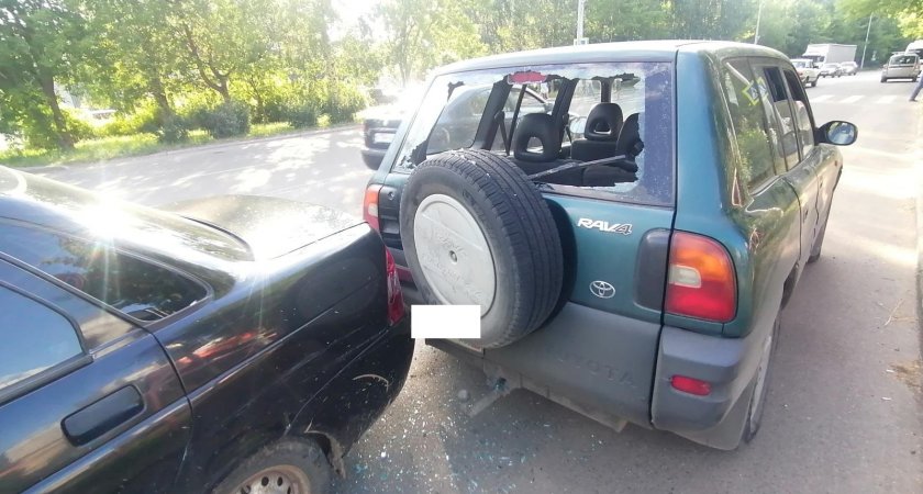 В Кирово-Чепецке водитель Priora врезался в припаркованную иномарку и покалечил пешехода