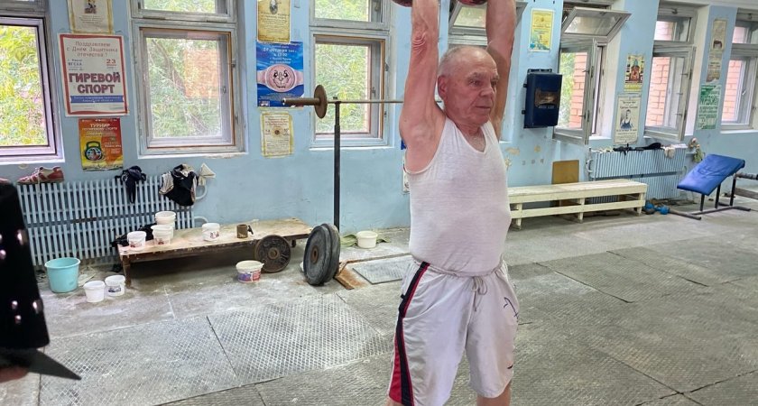 "Ощущение, что тебе лет 20": 81-летний чепчанин поднимает гирю 220 раз