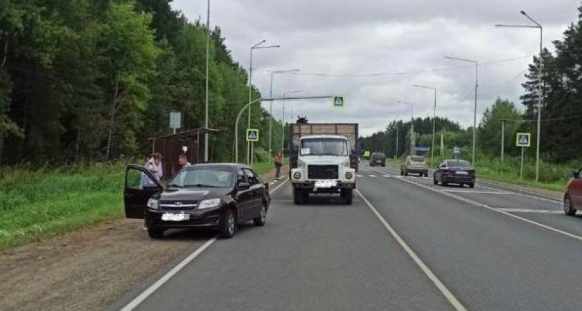 В Кирово-Чепецком районе грузовик протаранил легковушку: пострадали два человека 