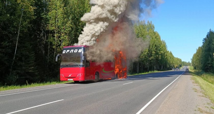 В Кировской области во время движения загорелся пассажирский автобус