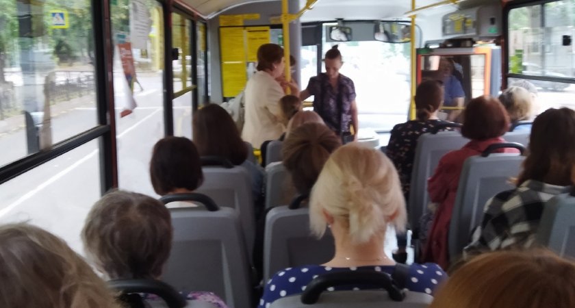 Пинал женщину ногами в живот: конфликт в чепецком автобусе попал на видео