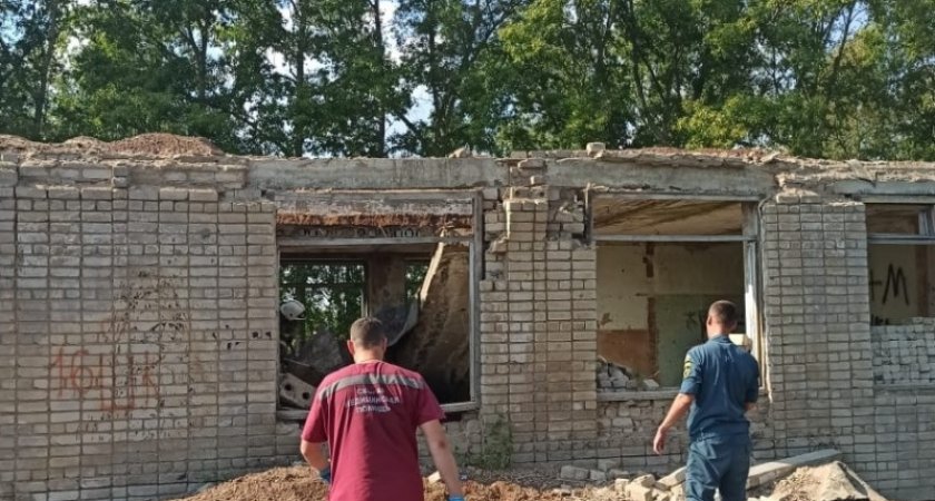 В Кировской области в здании бывшей школы на детей упала железобетонная плита 