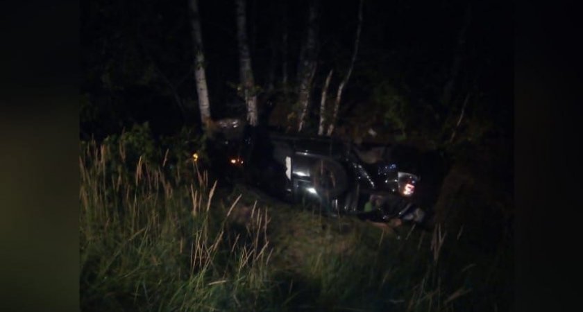Смертельное ДТП: ночью в Кировской области перевернулась иномарка 