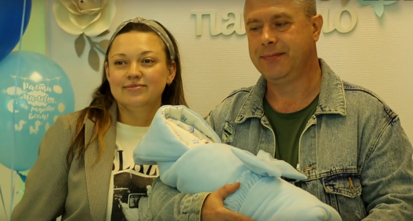 В Кировской области семьям начали вручать подарочный набор для малышей