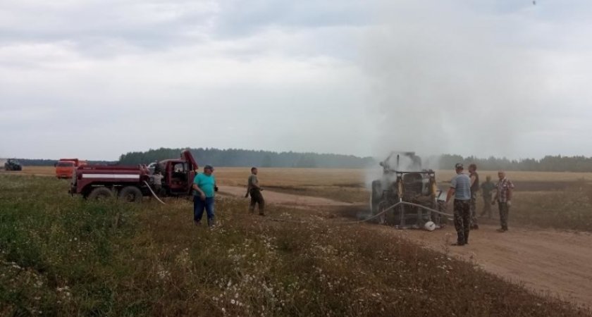 Могло сгореть все поле: в Кировской области во время сельхозработ загорелся трактор