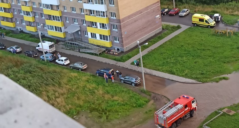 В Кирове с высоты 12 этажа выпал гитарист популярной кавер-группы