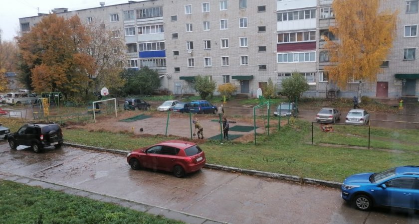 "Вам нечем заняться?": в Чепецке на Мира демонтируют футбольную площадку