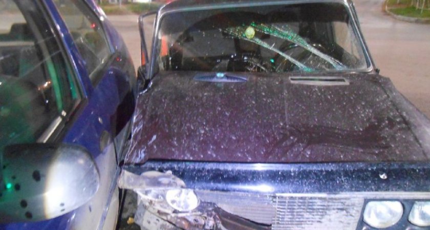 В Чепецке водитель "шестерки" врезался в Renault и сбежал, бросив пострадавших пассажиров