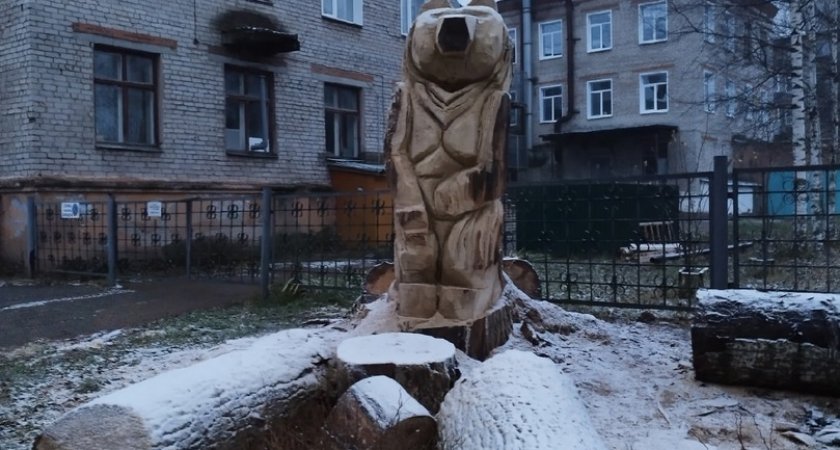 Рядом с одной из чепецких школ появилась скульптура медведя