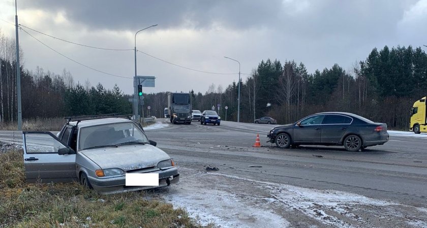 В Кирово-Чепецком районе Volkswagen Passat протаранил ВАЗ-21150: пострадала женщина