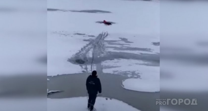 На льду были только снасти и свежая полынья: в Кировской области не могут найти рыбака