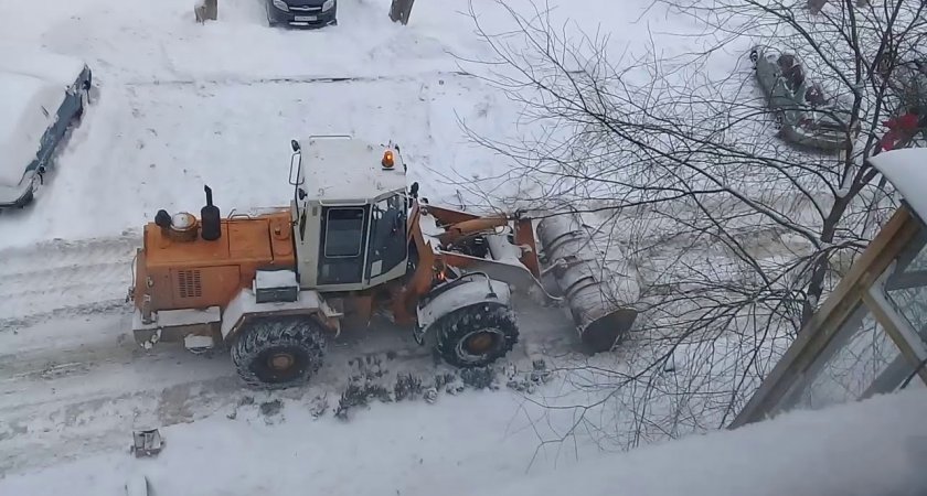 Чепчан просят убрать припаркованный транспорт из дворов на время уборки снега