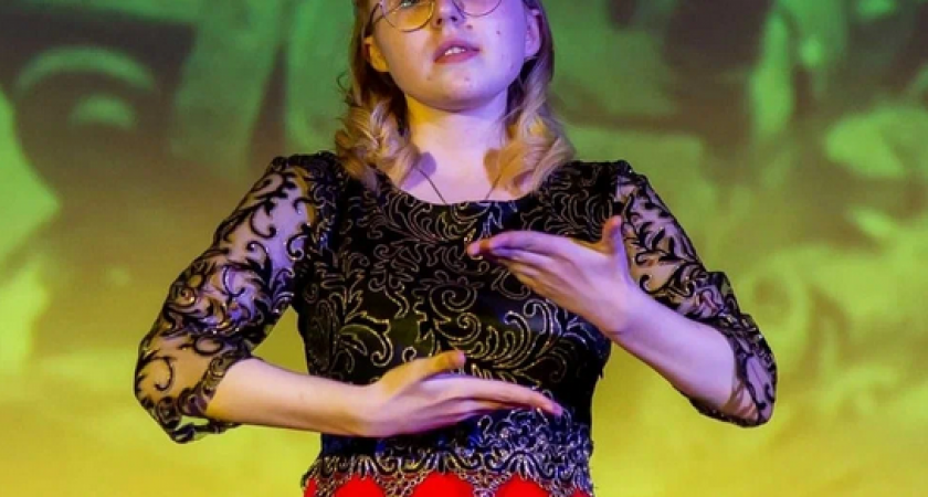 Зал плакал: школьница из Кировской области спела на языке жестов