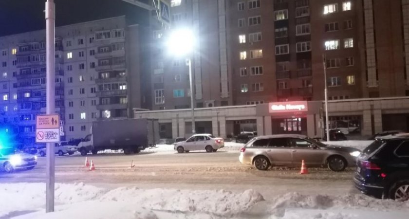 В Кирово-Чепецке на проспекте Россия мужчина на Audi сбил женщину