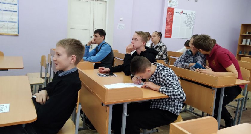 В российских школах появится начальная военная подготовка: приказ утвержден Кравцовым 