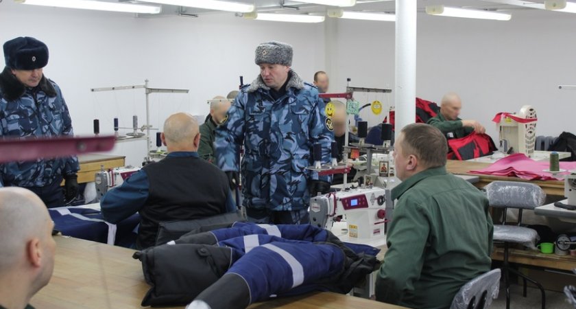 Заключенные в кировской колонии научились шить зимние костюмы и теплые куртки