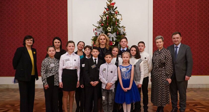 Кировские сироты посетили елку в Москве