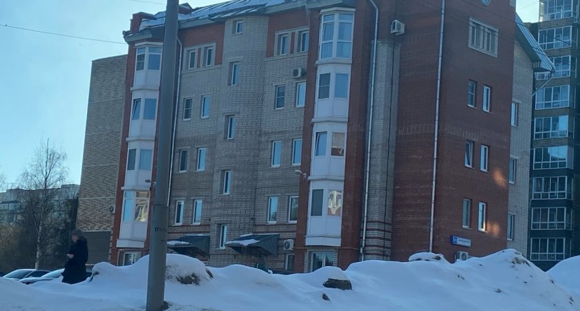 В Кировской области под снежным завалом погибла женщина