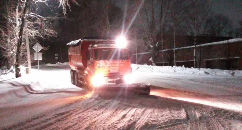 В Кирово-Чепецке снегоуборочная техника работает круглосуточно