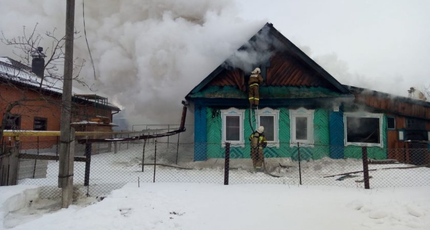 В Кировской области 93-летнего мужчину спасли из пожара через окно